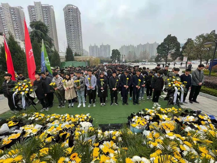 1682866528674972.jpg 献花3.jpg