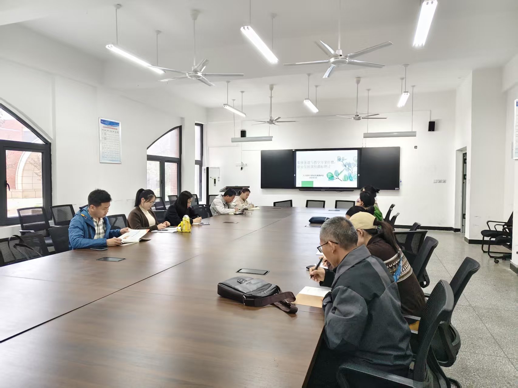 4月人文素养教研组教研会.jpg