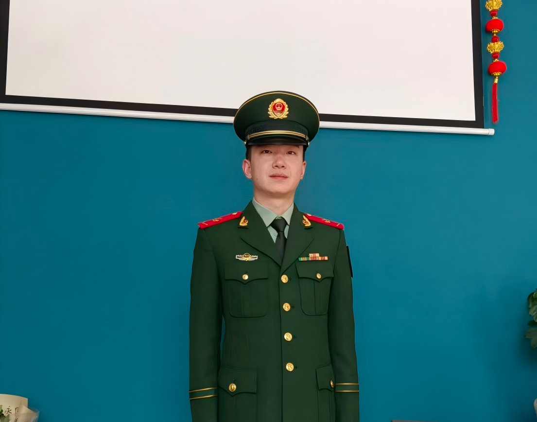 学生赵亚鹏军装照.jpg