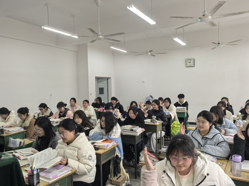22护理学生读书一隅.jpg