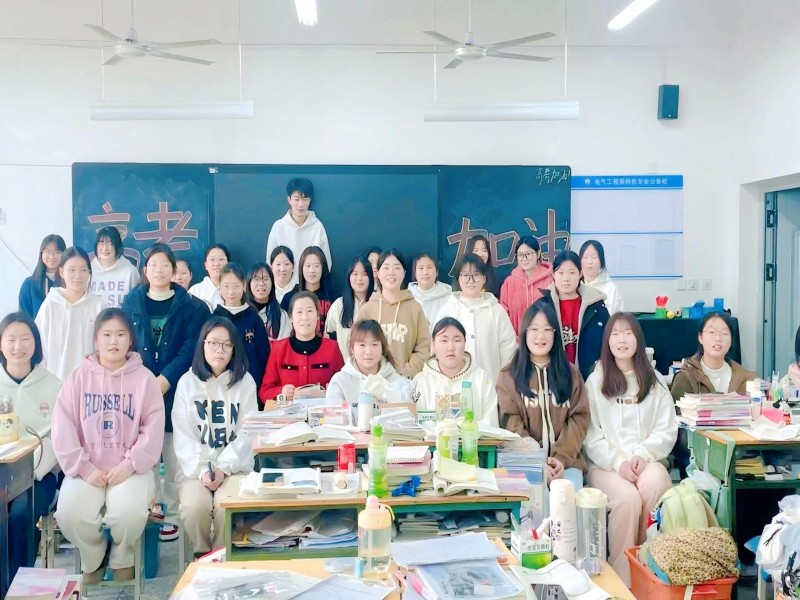 22护理2班班主任欧阳诗晴和学生.jpg