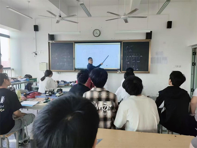电气自动化设备安装与维修专业教师程鹏飞给学生讲课.png
